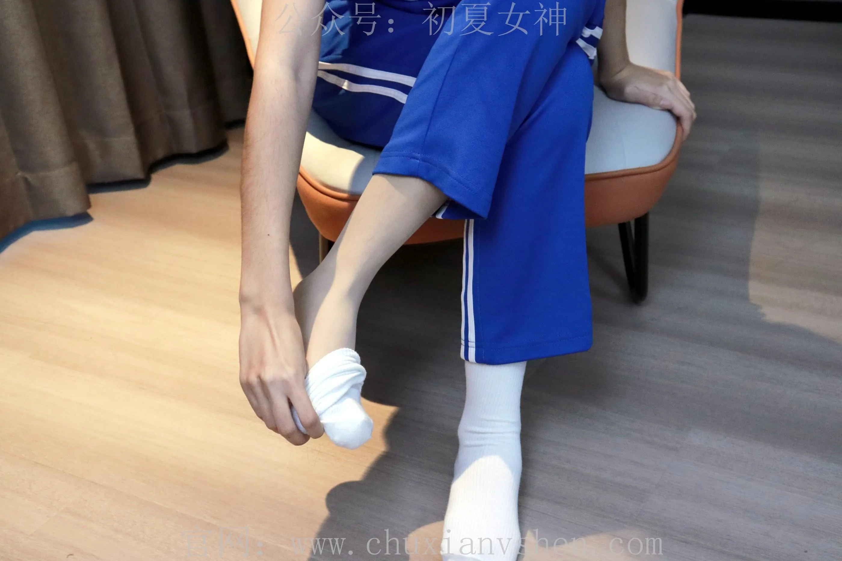 初夏女神 NO.001 依依校服搭配37码运动鞋拍摄 [126P]插图3